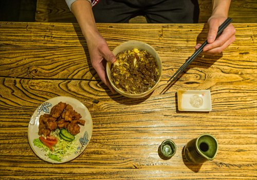 Psychologists say that tendency for people to eat late is a response to the mental and emotional stresses of modern life. Photo: Li Hao/GT