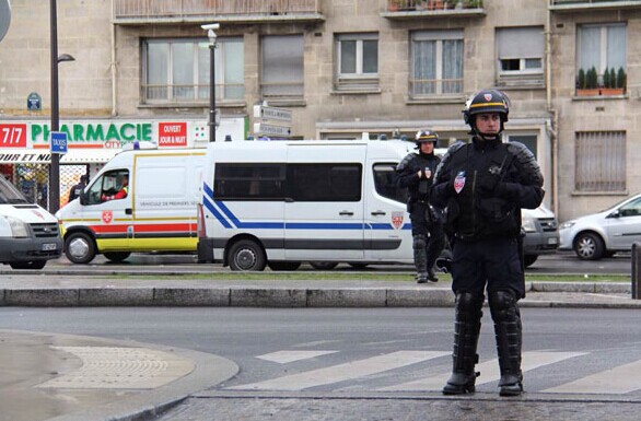 French police on guard at the scene of a hostage taking at an industrial zone in Dammartin-en-Goele, northeast of Paris, January 9, 2015. [Photo by Tuo Yannan/chinadaily.com.cn]