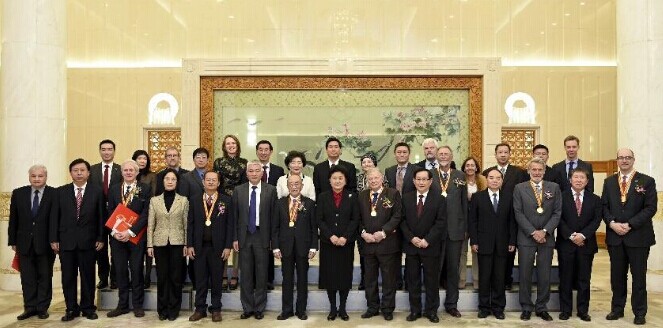 Chinese Vice Premier Liu Yandong poses for a group photo with foreign scientists and representatives of organizations winning this year's China's international sci-tech cooperation award in Beijing, capital of China, Jan. 9, 2015. (Xinhua/Zhang Duo)