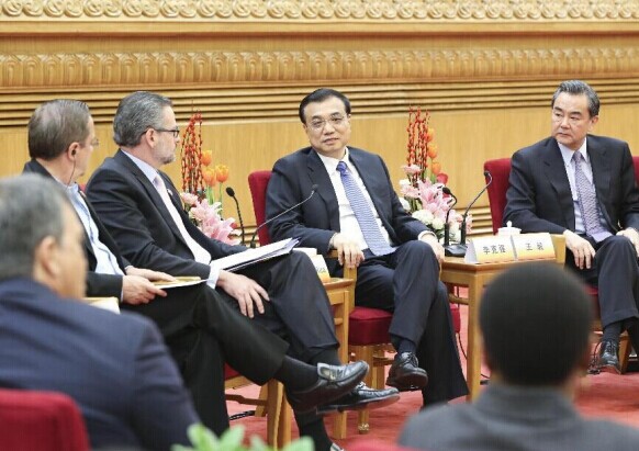 Chinese Premier Li Keqiang (2nd R rear) meets with heads of delegations attending the first ministerial meeting of the Forum of China and the Community of Latin American and Caribbean States (CELAC) at the Great Hall of the People in Beijing, capital of China, Jan. 9, 2015. (Xinhua/Ding Lin)