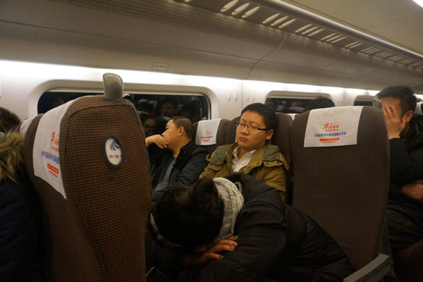 Some passengers fell asleep on the train after it left Yanjiao at 6:46 am. [Photo by Zhang Xiang/chinadaily.com.cn]
