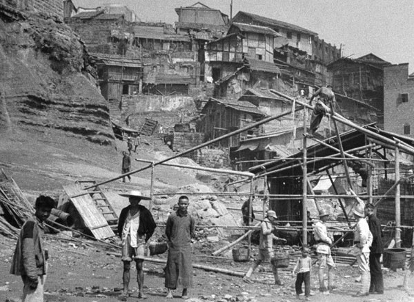 This file photo shows people in Chongqing rebuilding houses in the debris after an air raid. CHINA DAILY  