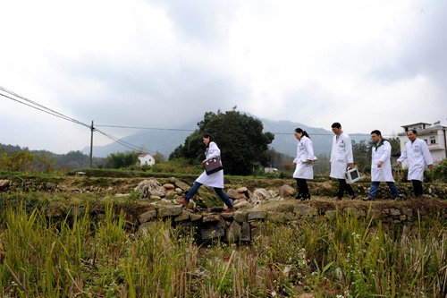 MEDICAL VOLUNTEERS: A medical team from a hospital of Hefei, capital of east China's Anhui province, offers service to residents in mountains in Yuexi County of the province on November 11, 2014 (XINHUA)