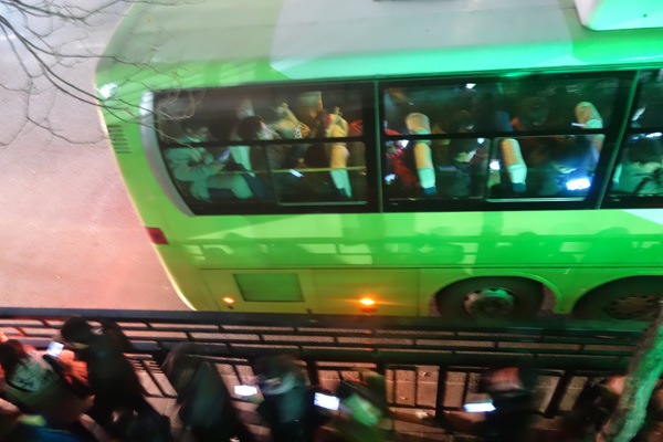 Commuters line up to board the Yaojiao-bound bus after work in Central Business District in Beijing, Jan 9, 2015. [Photo by Song Wei/chinadaily.com.cn]  