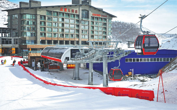 A fast cable line transfers skiers from the Genting Resort Secret Garden's five-star hotel to the 2,100-meter-altitude starting point of the trails in 10 minutes. Provided to China Daily  
