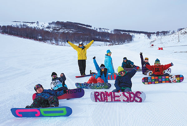 Snowboarding skiers take rest aside one of the 35 ready-made ski trails at the Genting Resort Secret Garden in Chongli county, Hebei province. The resort has been recognized as one of the eight official corporate sponsors of Beijing 2022 Bid Committee with cutting-edge facilities and international trail design. Provided to China Daily  