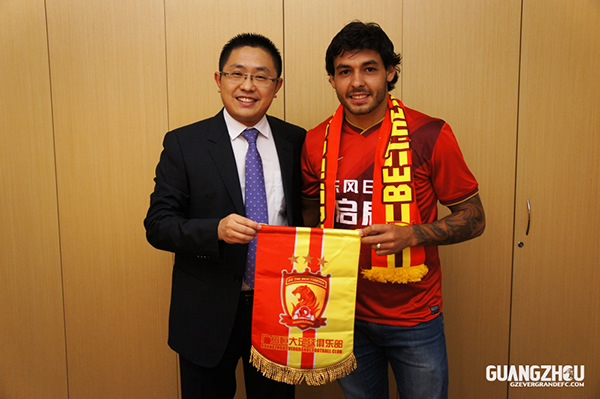 Liu Yongzhuo��chairman of Guangzhou Evergrande, with Pereira after the Brazilian international signed a four-year contract. [Photo provided to China Daily]  