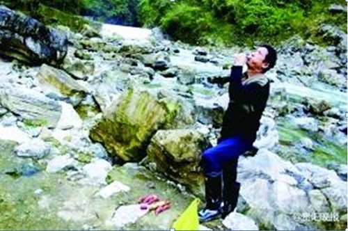 Xiao Zhijian blows a whistle to call the monkeys. [Photo/Guiyang Evening News]