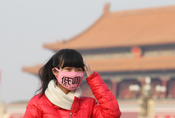 Beijing is blanketed with thick smog on Tuesday, a sharp contrast to the blue skies during the APEC meetings in the capital in November. ZOU HONG/CHINA DAILY