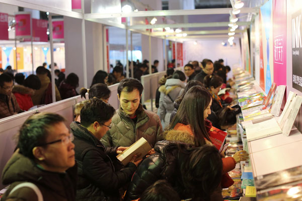 Visitors at the 2015 Beijing Book Fair. [Photo by Wang Jing/China Daily]