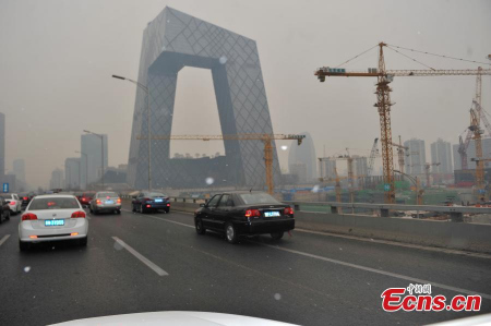 Beijing sees first winter snow amid heavy smog
