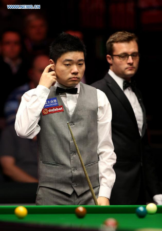Ding Junhui(L) of China reacts during the 2015 Snooker Masters first round match against Joe Perry of England at Alexandra Palace in London, Great Britain, on Jan.14, 2015. Ding lost 3-6 and was unqualified for the second round. (Xinhua/Han Yan)