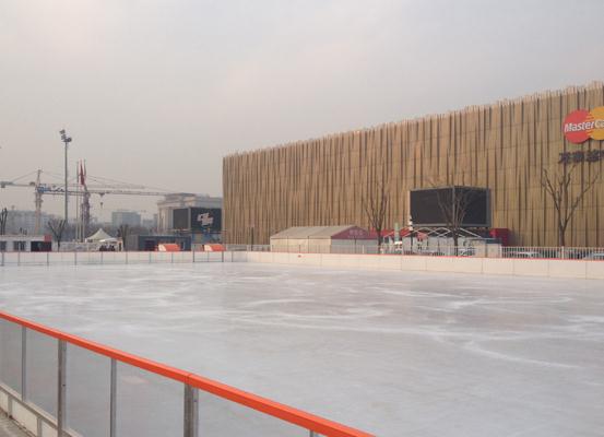 A 18,000 sqm skating rink in the Iceworld Sports Land besides the MasterCard Center in Beijing. [Photo by Sun Xiaochen/chinadaily.com.cn]  