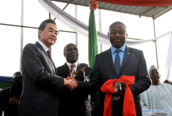 Visiting Chinese Foreign Minister Wang Yi (L front) shakes hands with Equatorial Guinea's Foreign Minister Agapito Mba Mokuy (R front) during a handover ceremony of the office building of the Equatorial Guinea's Foreign Ministry in the port city of Bata, Jan. 15, 2015. (Xinhua/Wu Baoshu)