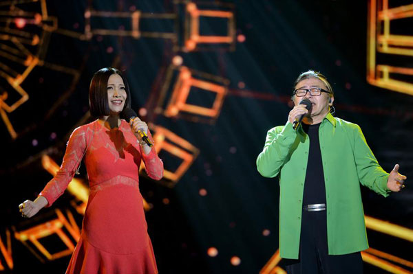 Chinese pop singer Yao Beina, left, sings a song with Liu Huan during the opening ceremony of the 10th China Golden Eagle TV Art Festival in Changsha, Hunan province, Oct 10, 2014 file photo. [Photo/Xinhua]