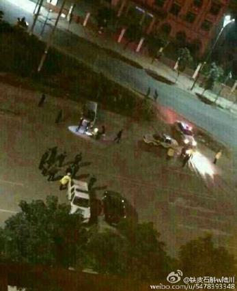 Scene of Chinese police battling with knife-wielding stowaways.[Photo provided on Weibo]  