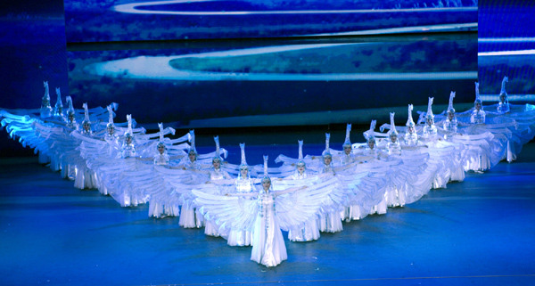 The Peacock Dance in Adventures ofMarco Polo, is performed by the Performing Arts Group of Hohhot in Branson, Missouri, in 2013. PROVIDED TO CHINA DAILY  