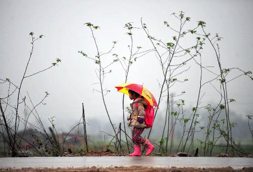 HIDDEN DANGER: A primary school girl walks home alone after class in Liuzhou, Guangxi Zhuang Autonomous Region, on March 11, 2014 (HUANG XIAOBANG)