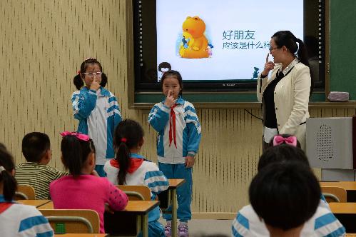 LEARN ABOUT YOUR BODY: A volunteer teacher of the Protecting Girls program gives a class at a primary school in Beijing on October 20, 2014 (COURTESY OF THE PROTECTING GIRLS PROGRAM)