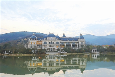 The Taihu National Tourism Vacation Zone of Wuxi, Jiangsu province, announced the beginning of trial operations of a super 5-star hotel, the Rsun Luckfull Garden Hotel, on Dec 28.[Photo/xbhb.net]