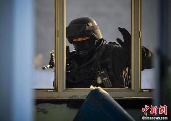 A SWAT team member during a drill in Urumqi, Xinjiang Uygur autonomous region, on Monday, Dec 29, 2014. [Photo by Fang Tao / Xinhua]  