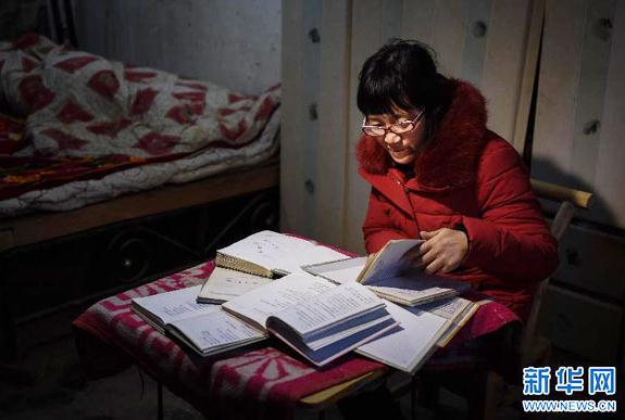 Chinese farmer Yu Xiuhua reads her poems in her home. [Photo/Xinhua]  