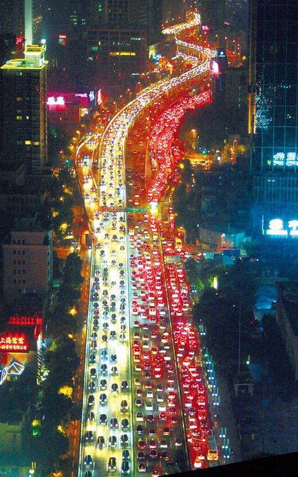 A rush hour gridlock on Yanan Elevated Road.  Zhang Suoqing