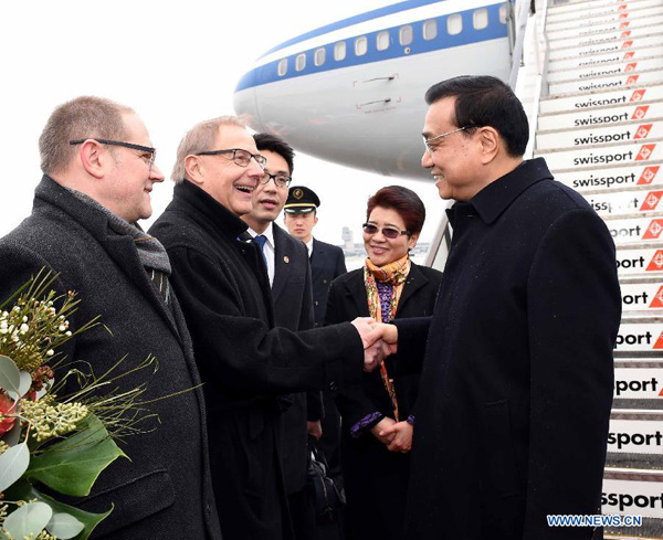 Chinese Premier Li Keqiang (1st R) arrives in Zurich, Switzerland, on Jan. 20, 2015. Li arrived here Tuesday to attend the World Economic Forum (WEF) annual meeting in Davos and pay a working visit to Switzerland. (Xinhua/Rao Aimin) 