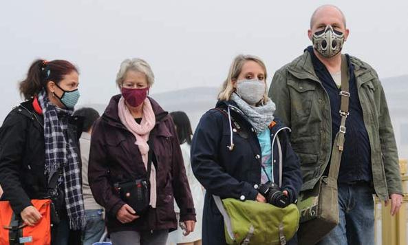 Foreign tourists wear masks during a smoggy day in Beijing. Photos provided to China Daily  