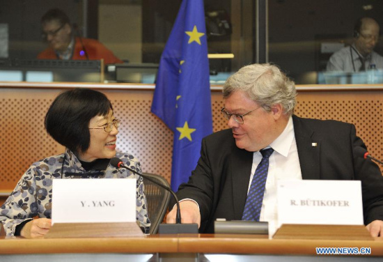 Yang Yanyi (L), head of the Chinese Mission to the EU, speaks with EU Parliament member Reinhard Butikofer during a meeting on EU-China relations, in Brussels, Belgium, Jan. 21, 2015. (Xinhua/Ye Pingfan)