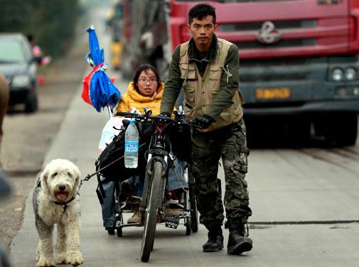 Ding Yizhou accompanies his girlfriend Lai Ming on their epic trip around the country. YAN HUANG / FOR CHINA DAILY  