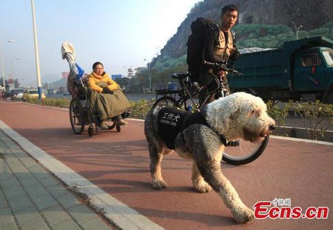 Man helps wheelchair-bound lover travel around China