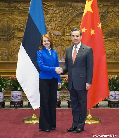Chinese Foreign Minister Wang Yi (R) shakes hands with his Estonian counterpart Keit Pentus-Rosimannus during talks held in Beijing, capital of China, Jan. 23, 2015. Pentus-Rosimannus is paying a working visit to China at the invitation of Wang from Thursday to Sunday. (Xinhua/Xie Huanchi)