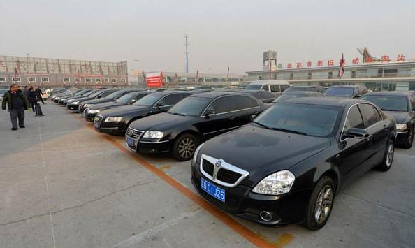 People go to the impound lot on Jan 23, three days prior to the auctions, to look at these official vehicles. [Photo/people.com.cn]