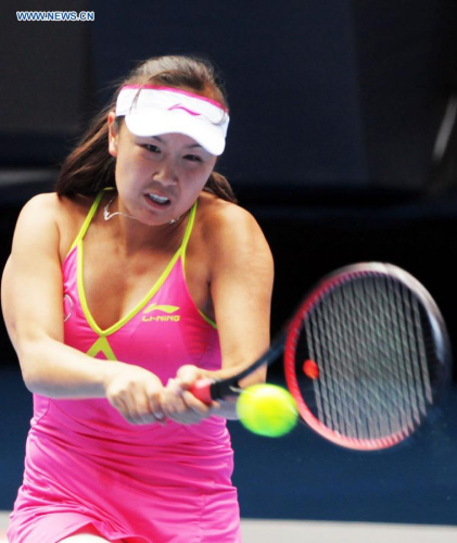Peng Shuai of China returns the ball during the women's singles fourth round match against Maria Sharapova of Russia at the Australian Open tournament in Melbourne, Australia, Jan. 25, 2015. Maria Sharapova won 6-3 6-0. (Xinhua/Jin Linpeng)