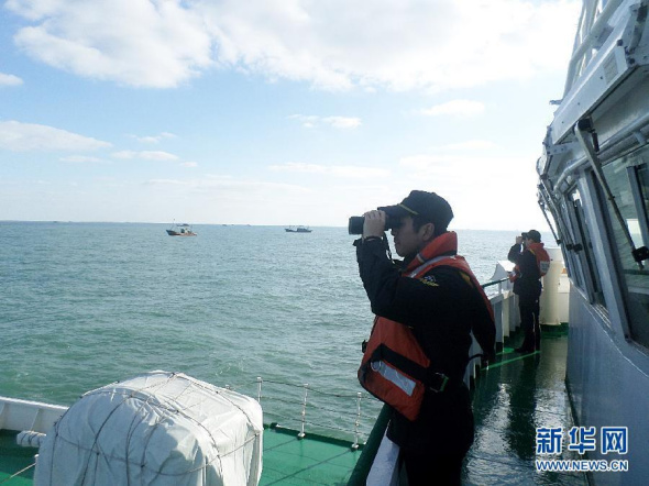 Rescuers search for a fishing boat that sank in the East China Sea, Jan. 23, 2015. Three people were saved from a fishing boat that sank in the East China Sea after colliding with another vessel on Thursday night, leaving another ten people on board unaccounted for. (Xinhua)