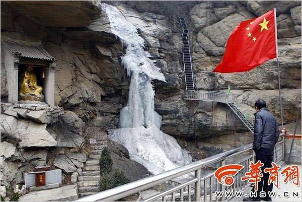 Photo taken on January 25, 2015, shows the ice fall in a scenic spot in Lantian county, northwest China's Shaanxi province. [Photo: huash.cn]
