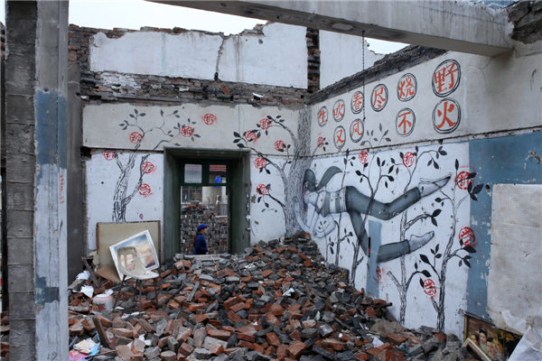 Drawings by two artists, one Chinese and one French, on an abandonded wall in Shanghai's Shikumen area were destroyed. Photos by Yong Kai and Zhang Xinyan/For China Daily