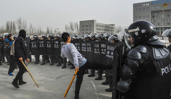 Members of the Kashgar SWAT team participate in an anti-terrorism drill in March.[ZHAO GE/XINHUA]  