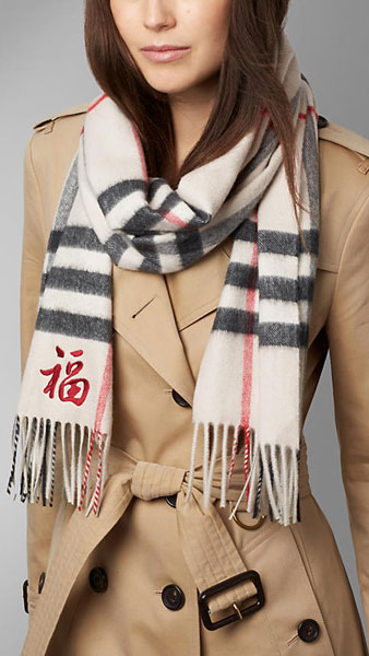 The luxury brand Burberry's new Chinese-styled scarf [Photo/burberry.com] 