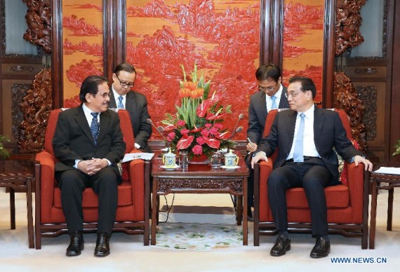 Chinese Premier Li Keqiang (R) meets with Indonesian Coordinating Minister for the Economy Sofyan Djalil who is here to attend the first meeting of China-Indonesia High-level Economic Dialogue, in Beijing, capital of China, Jan. 27, 2015. (Xinhua/Ma Zhancheng) 