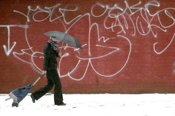 A pedestrian walks in snow in a street in New York City, the United States, Jan. 26, 2015. The U.S. National Weather Service issued a blizzard warning for New York City and surrounding areas between coastal New Jersey and Connecticut, beginning 1 p.m. EST (1800 GMT) Monday and worsening overnight into Tuesday morning. (Xinhua/Qin Lang)