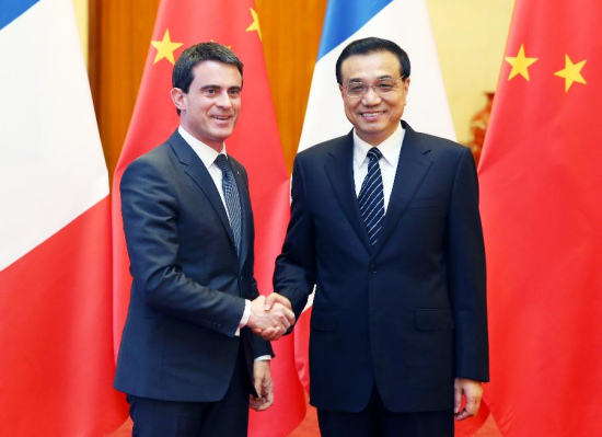 Chinese Premier Li Keqiang (R) holds talks with French Prime Minister Manuel Valls at the Great Hall of the People in Beijing, capital of China, Jan. 29, 2015. (Xinhua/Yao Dawei)