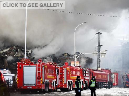 Smokes rise from a collapsed warehouse at the Beifangnanxun ceramics market in Harbin, capital of northeast China's Heilongjiang Province, Jan. 3, 2015. (Xinhua/Wang Jianwei)