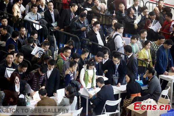 Car purchasers and dealers queue up to get documents notarized at an exhibition center in Shenzhen, South China’s Guangdong province, Jan 5, 2015. [Photo/CFP] 