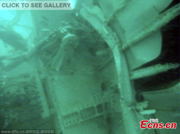lPhoto released by Indonesia's search and rescue agency on Jan 7, 2015 shows the debris of AirAsia Flight QZ8501. Indonesia's search and rescue team has located the tail of the crashed AirAsia plane underwater, an official in charge said at a press conference in Djakarta, Indonesia on Wednesday. [Photo/IC]