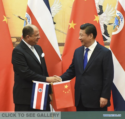 Chinese President Xi Jinping (R) shakes hands with Costa Rica President Luis Guillermo Solis after a signing ceremony in Beijing, capital of China, Jan 6, 2015. Xi and Solis held talks here on Tuesday. (Xinhua/Zhang Duo) 