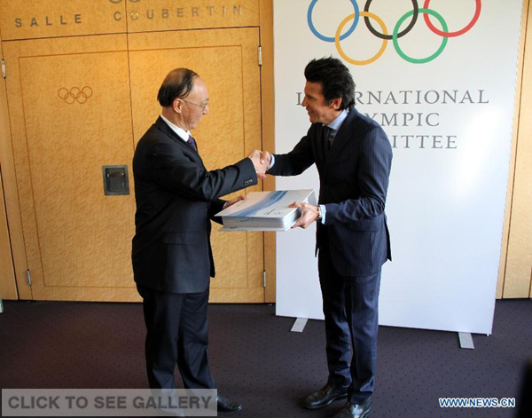 IOC Sports Director Christophe Dubi (R) receives from the hands of Minister of the General Administration of Sport of China and Chairman of the Chinese Olympic Committee Liu Peng the bid files at the International Olympic Committee headquarters in Lausanne, Switzerland on on Jan 6, 2015. Beijing on Tuesday handed over its official bid to host the 2022 Winter Olympics to the International Olympic Committee (IOC). (Xinhua/Zhang Miao) 