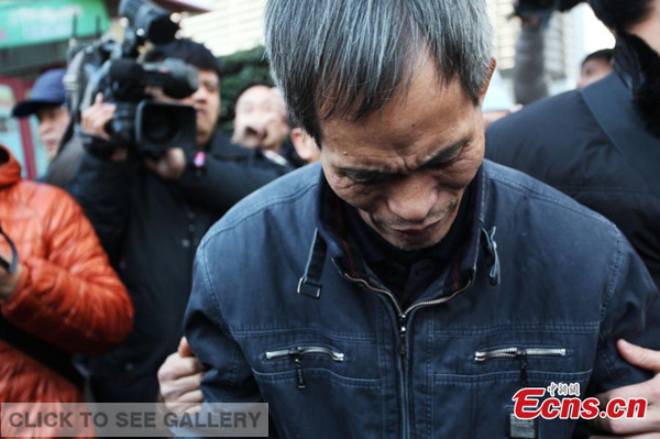 Lin Zunyao, father of former Fudan University student Lin Senhao, cries after a court upheld the death sentence imposed on his son in Shanghai municipality, Jan 8, 2015. Lin was sentenced to death in Feb 2014 after being convicted of intentionally killing his roommate, Huang Yang, by putting a toxic chemical in their water dispenser. The death penalty is subject to review by the Supreme People's Court. [Photo: China News Service/Zhang Hengwei] 