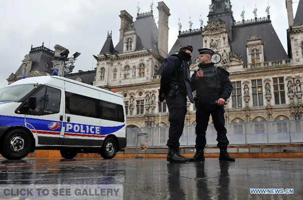 Police stand guard at the city hall square in Paris, France, Jan. 8, 2015. Paris has been beefing up security in precaution after Wednesday's deadly attack which left 12 people killed and 11 others injured. (Xinhua/Chen Xiaowei)